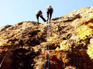 escaladores en rapel
